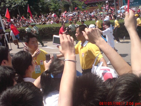 888集团集团员工喜迎奥运圣火